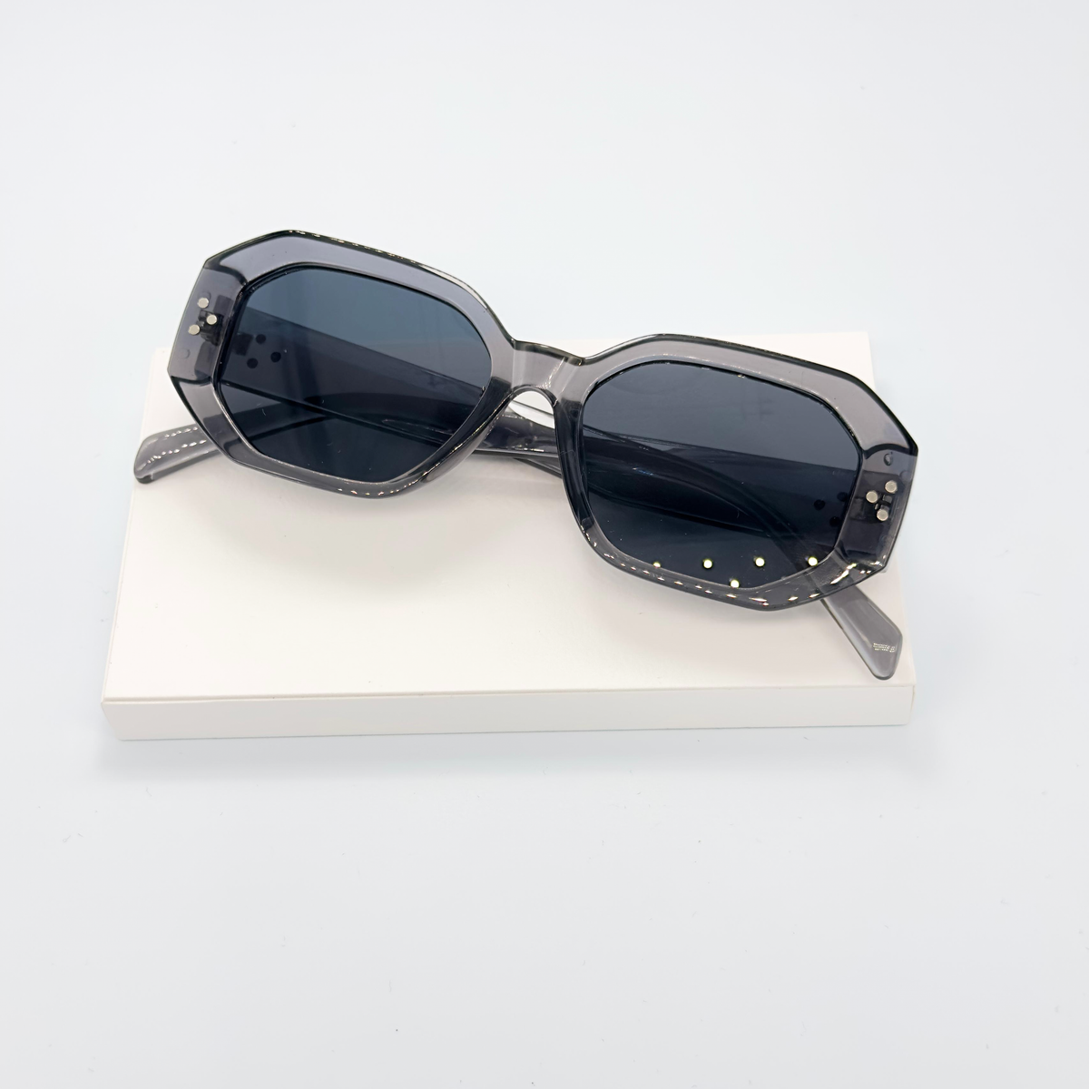 Lunettes de soleil Femmes : CELIN Grey